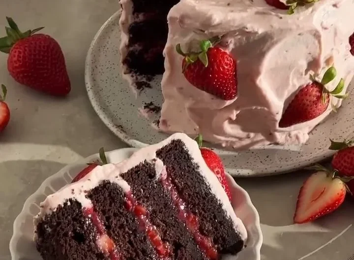 Delicious Strawberry Chocolate Cake topped with fresh strawberries and chocolate frosting.