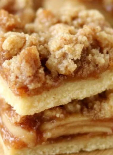 Delicious Apple Crisp Shortbread Bars with a crunchy topping and sweet apple filling